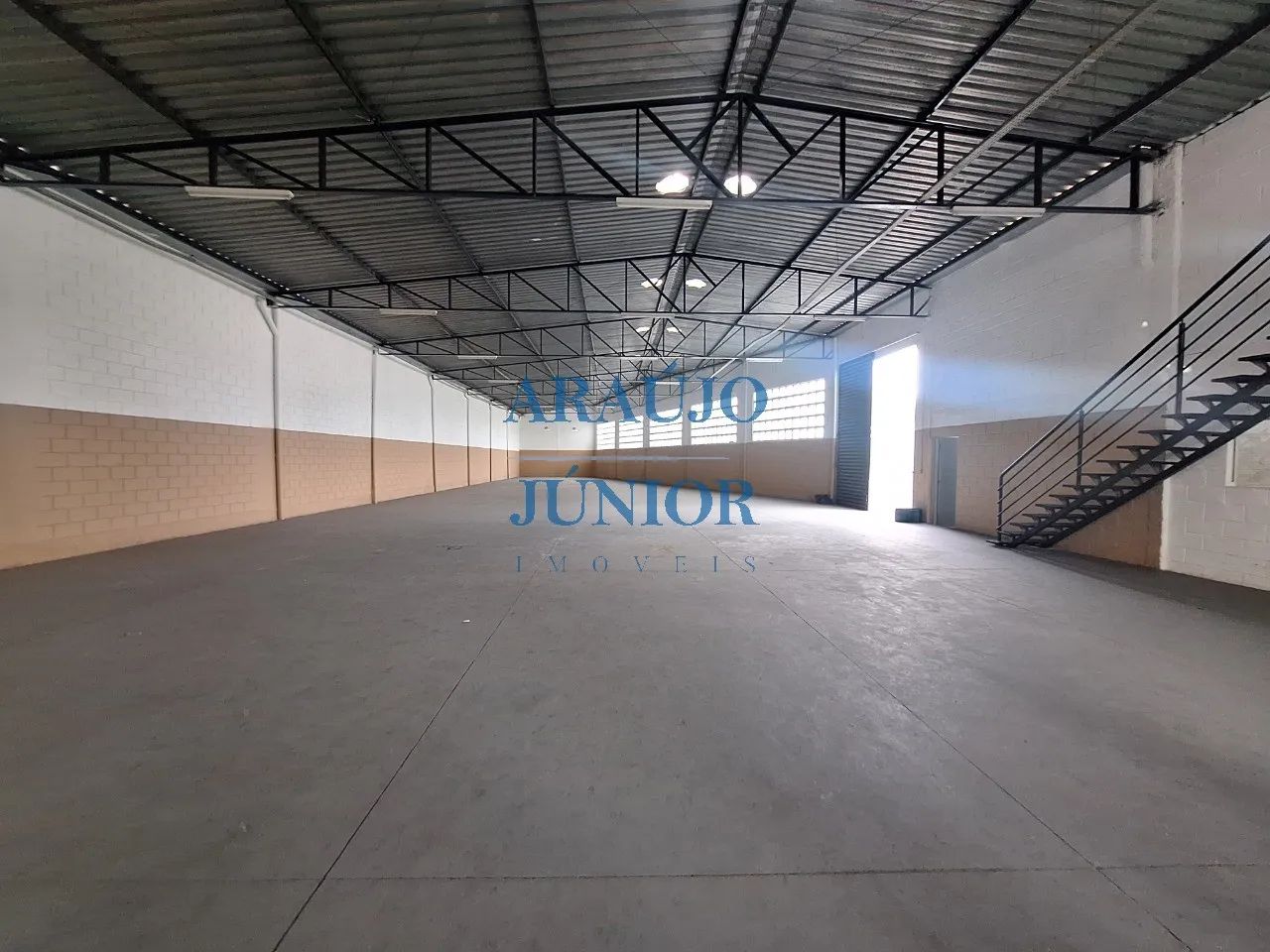 Galpão para locação em Santa Bárbara D'oeste-SP, Distrito Industrial I: 4 salas, 2 banheir