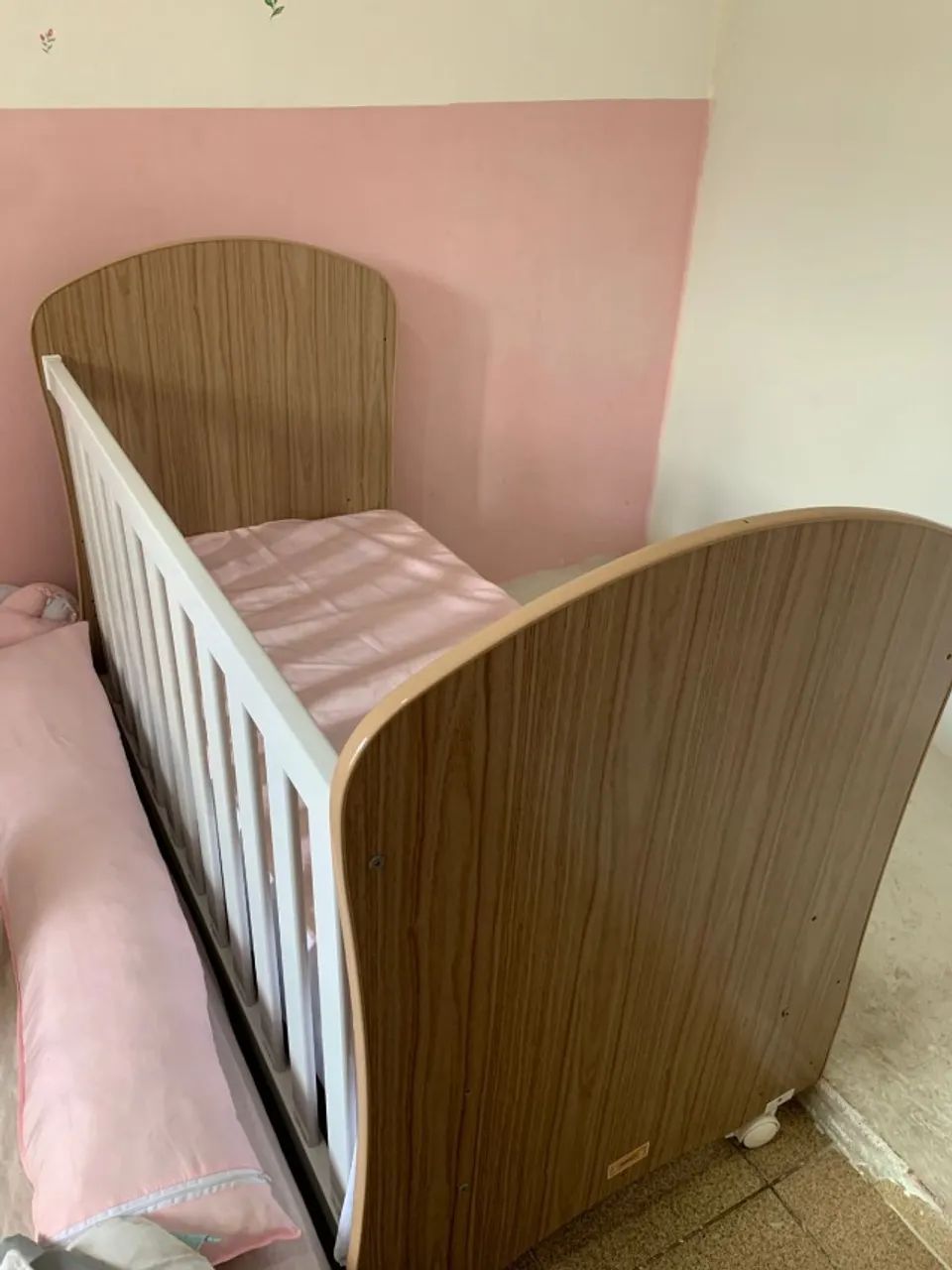 Vendo berço americano que vira cama completo, o resto das pecas estao guardados. - Foto 2