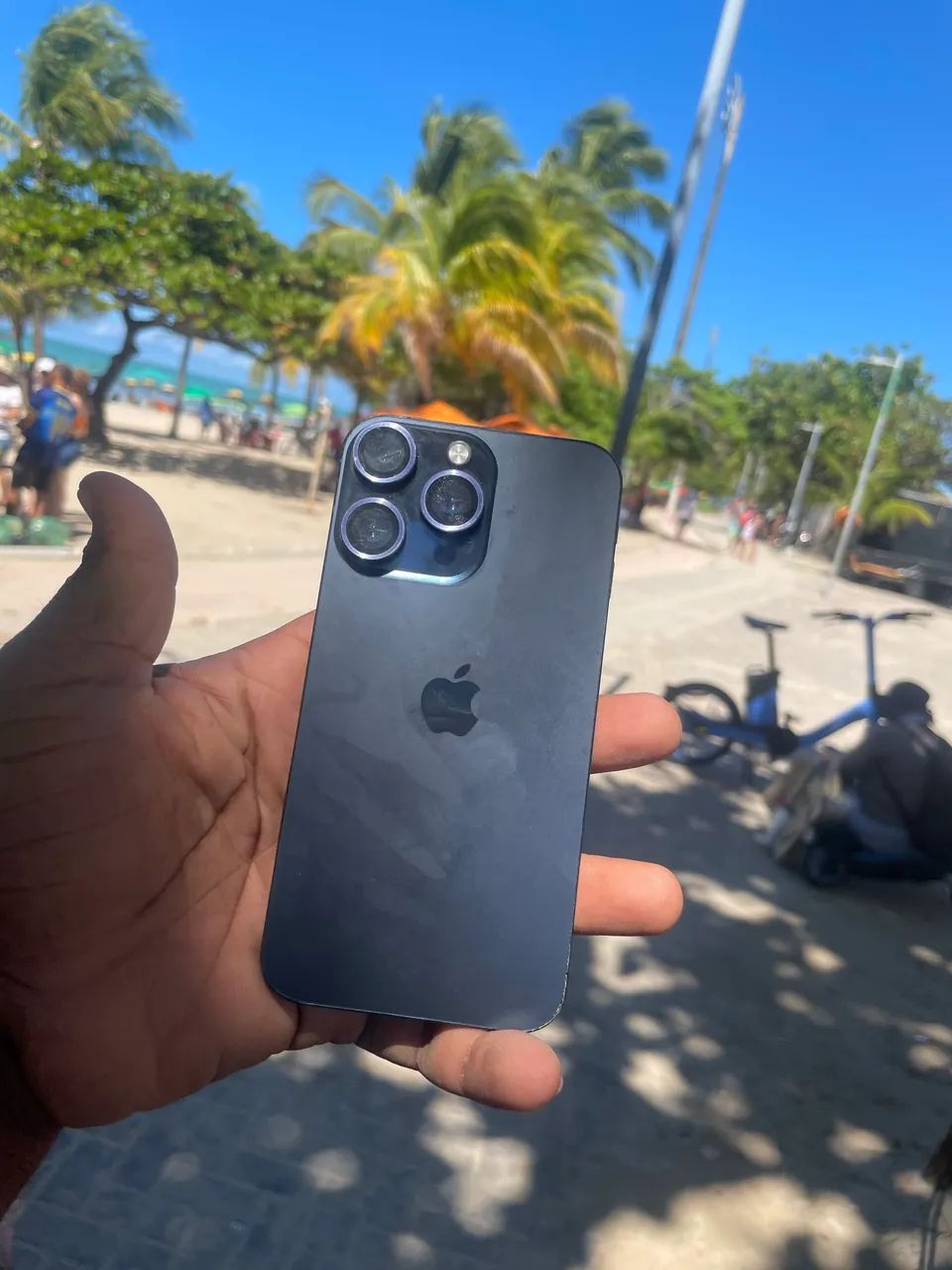 iPhone XR na carcaça do 15 Pro Max
