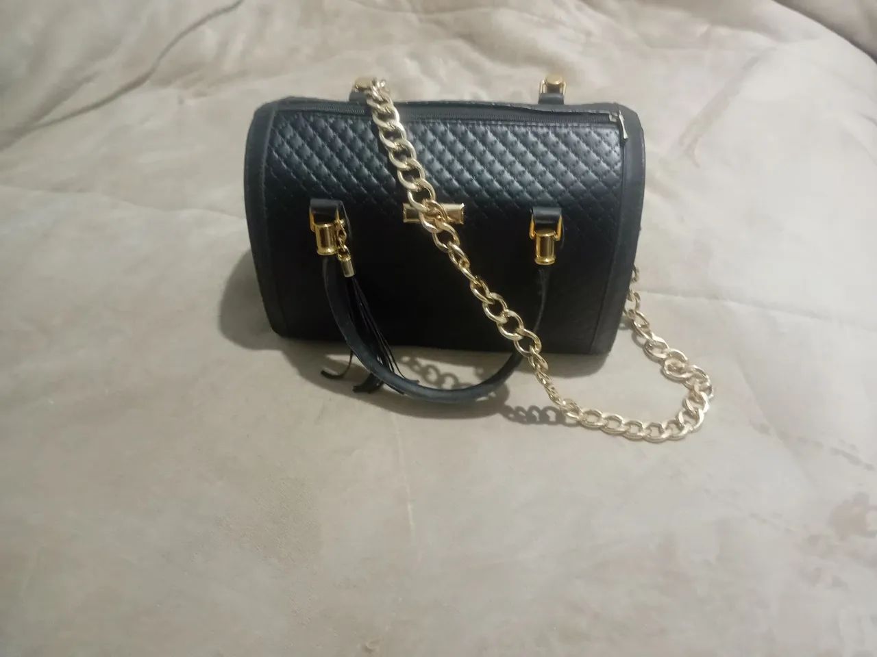 Vendo linda bolsa preta com alça em corrente dourada.  - Foto 4