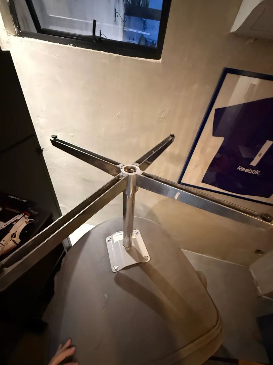 PAR DE POLTRONAS EGG CAPITONÊ GIRATÓRIAS EM SUEDE CINZA - EXCELENTE ESTADO - Foto 5