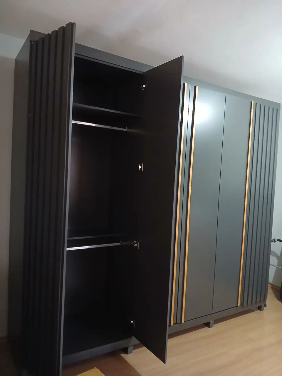 GUARDA ROUPA 6 PORTAS 4 GAVETAS  - Foto 2