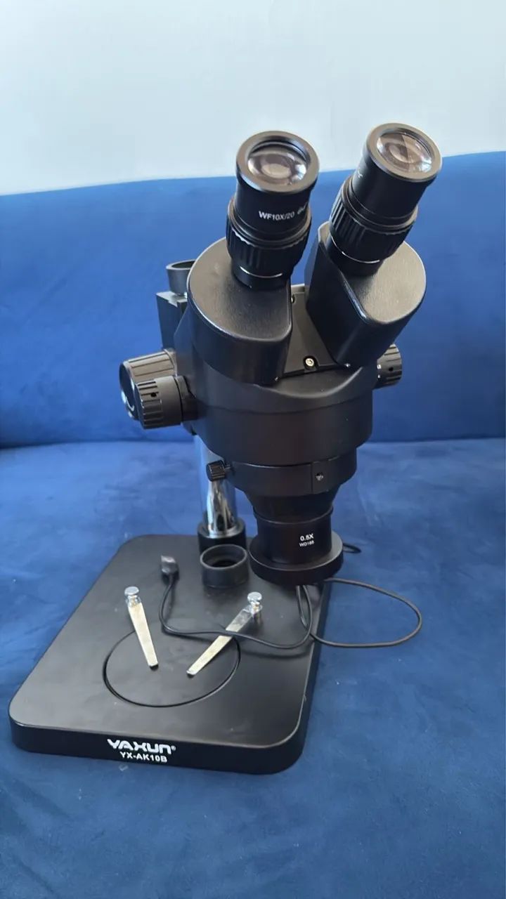 Microscópio Binocular Ak10/7045 Com Luminária E Lente 0.5x