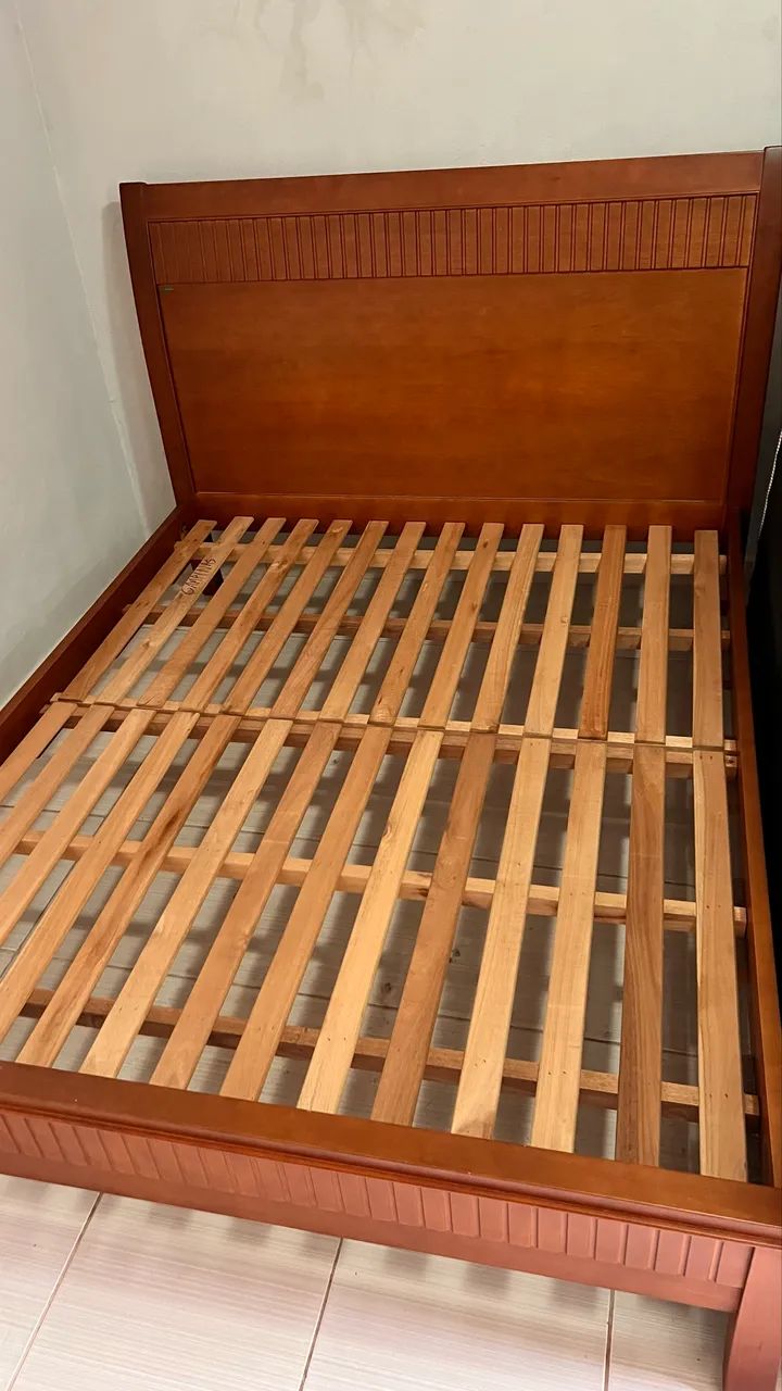 Cama Queen Benetti em madeira maciça - excelente estado - Foto 3