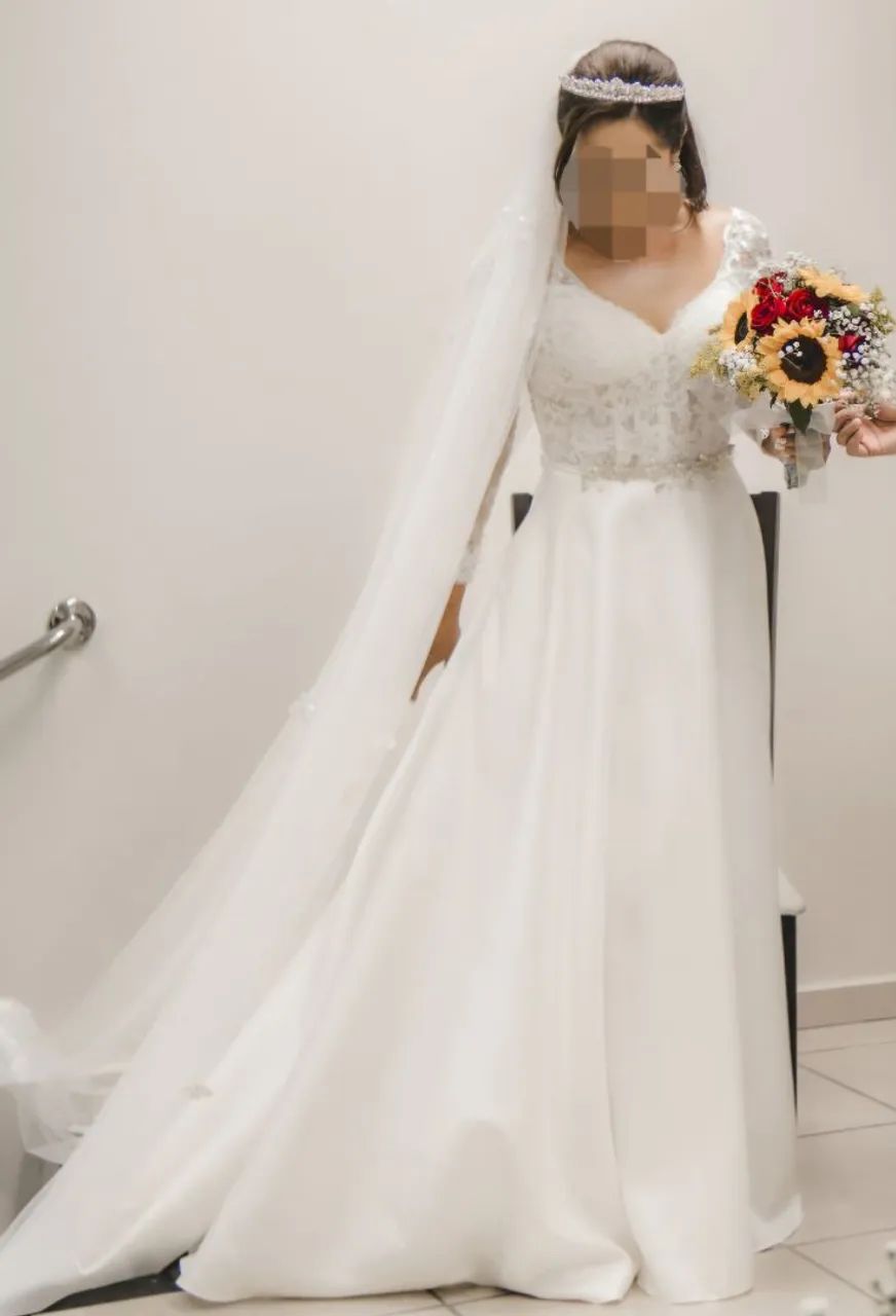Vestido de Noiva (Brinde Coroa, Cinto e o Véu)