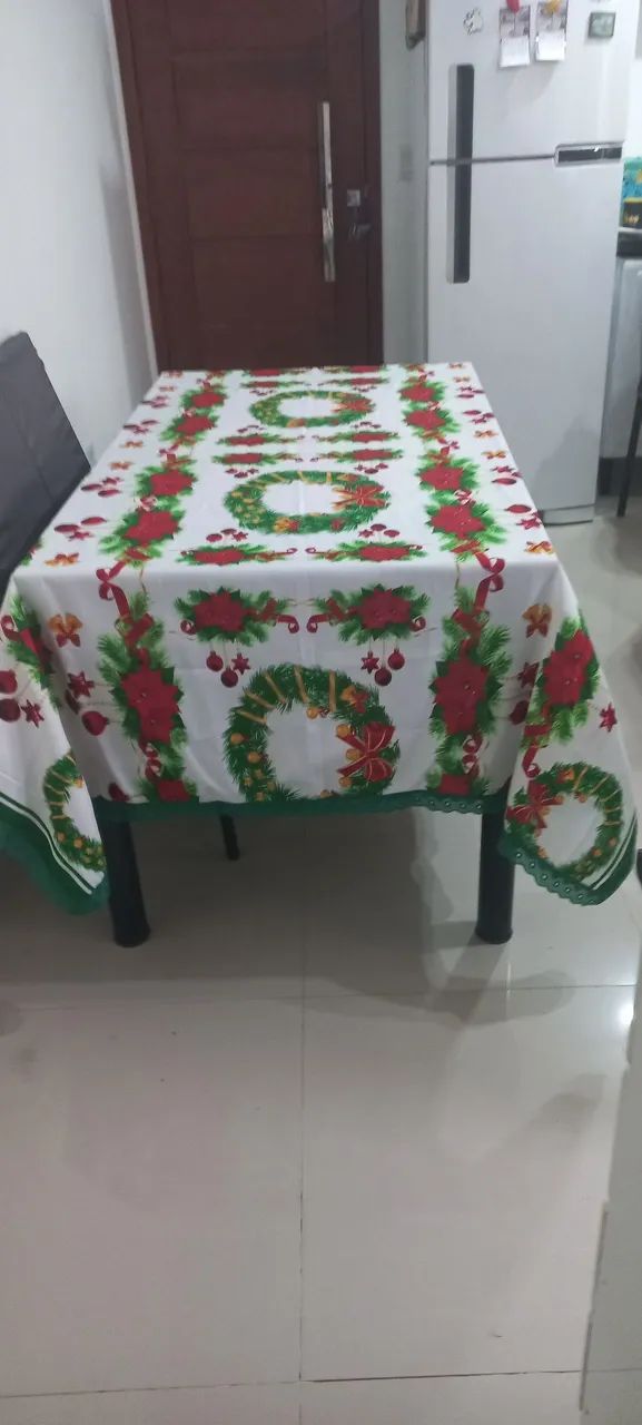 Toalhas de mesas variadas, inclusive para o Natal.