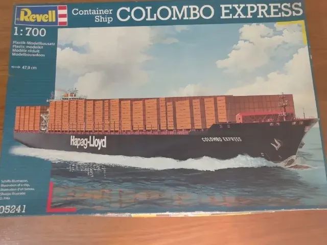 Revell Colombo Express Navio Container