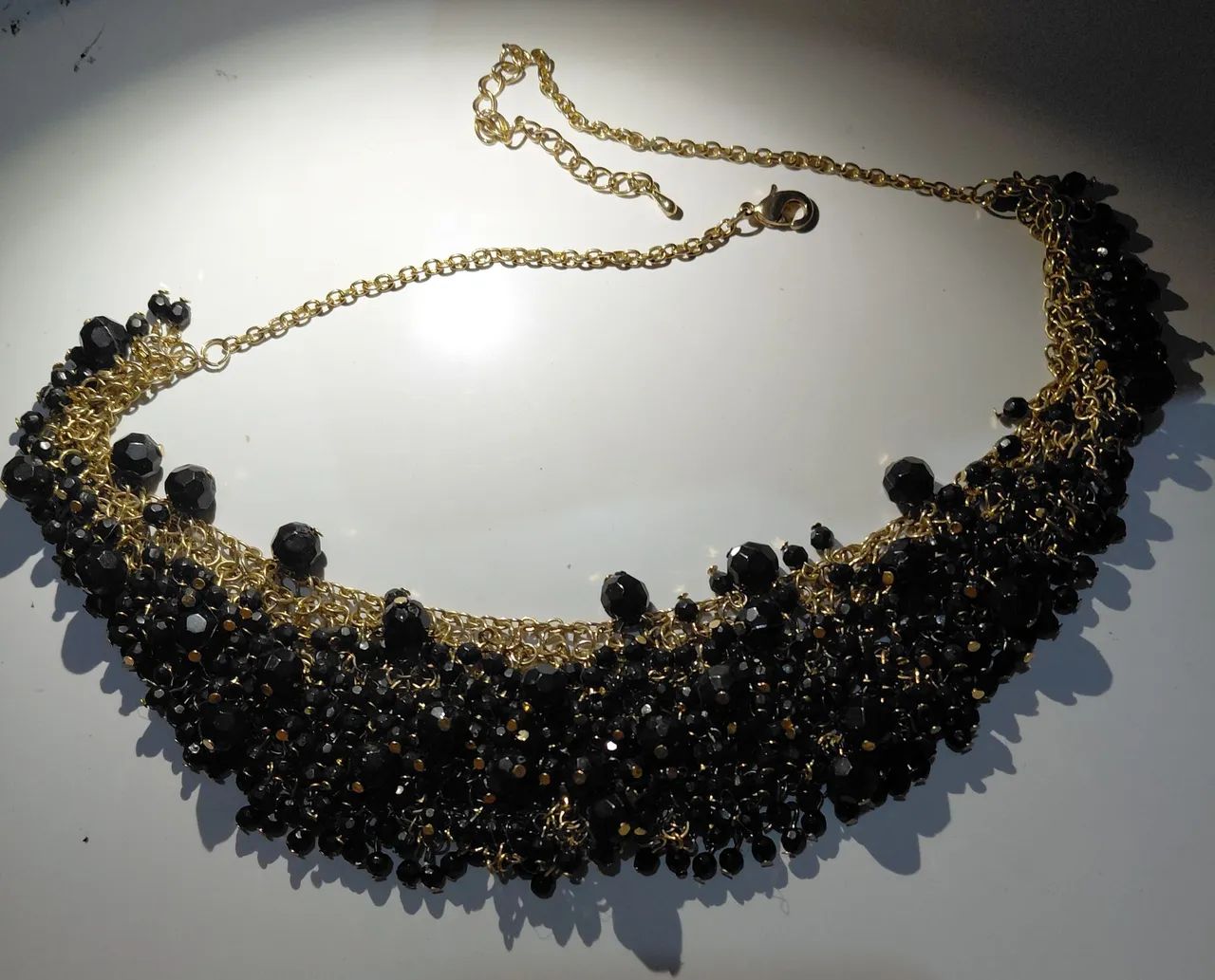 Colar statement CH Carolina Herrera com pedras pretas e detalhes em dourado - Usado. - Foto 4