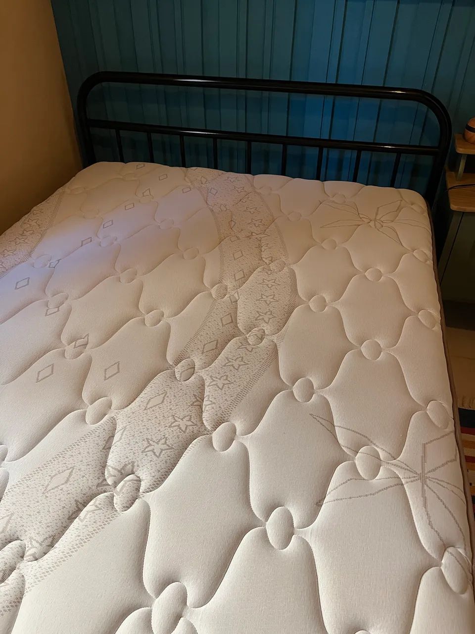 Cama de casal de metal com colchão 