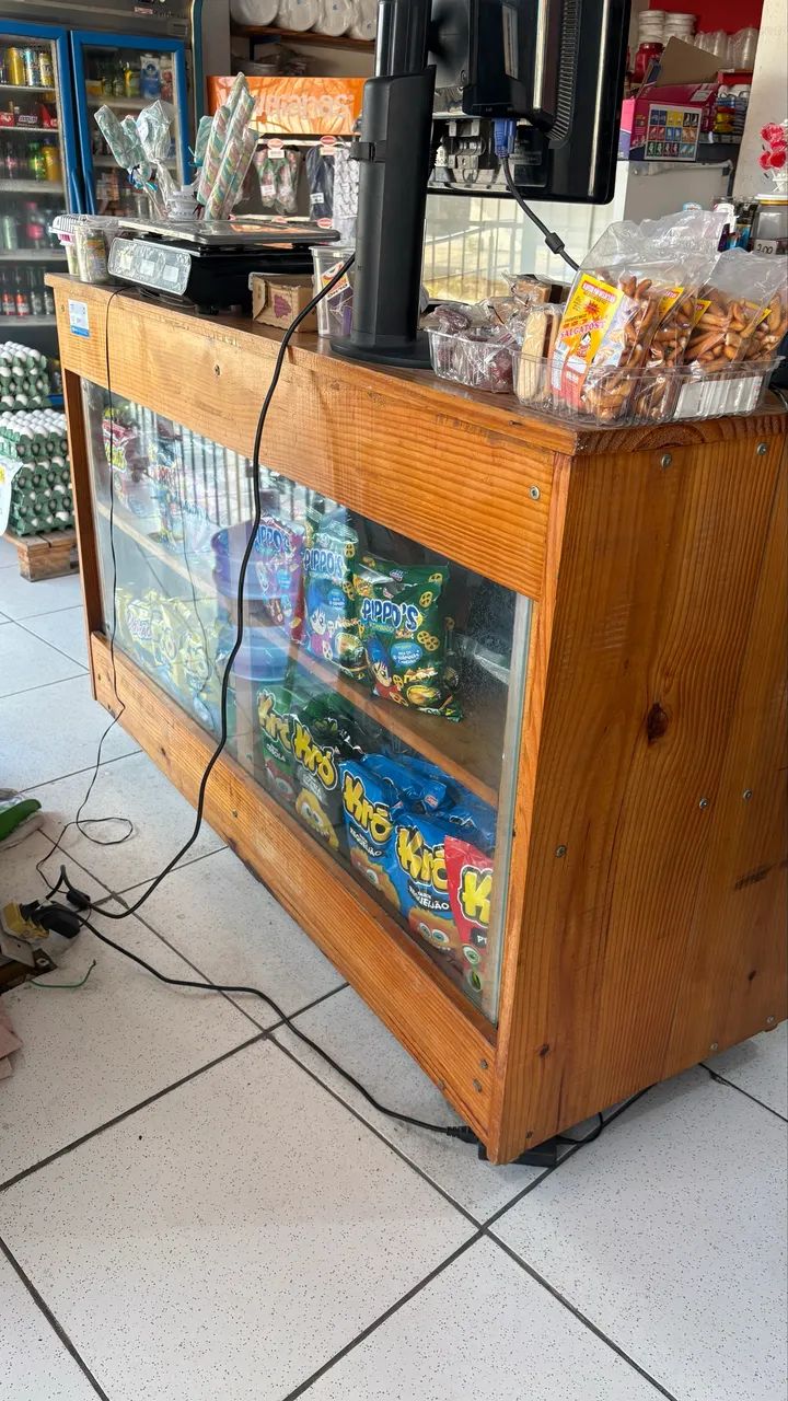 Balcão em pinus com gavetas e vitrine  - Foto 3