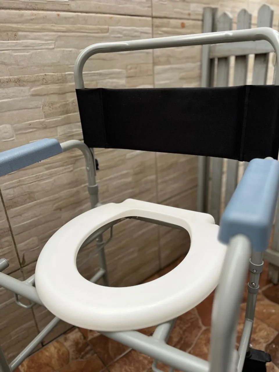 Cadeira de banho Dellamed com rodas - Foto 2