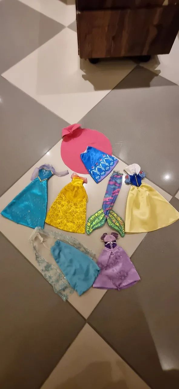 Lote de roupas de Princesas da Disney.