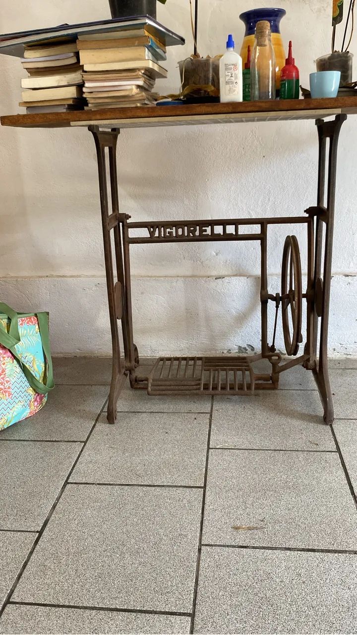 Pé de máquina antiga 