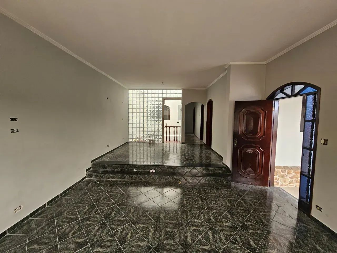 EXCELENTE RESIDENCIA - 05 DORMITÓRIOS -AMPLITUDE E COMODIDADE - TAUBATÉ