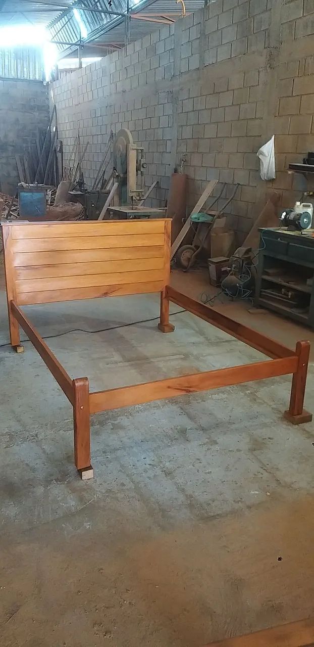 Cama de peroba rosa.