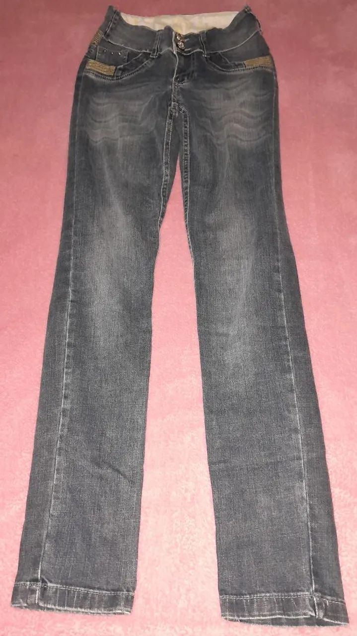 Calça jeans com detalhes dourado  - Foto 2