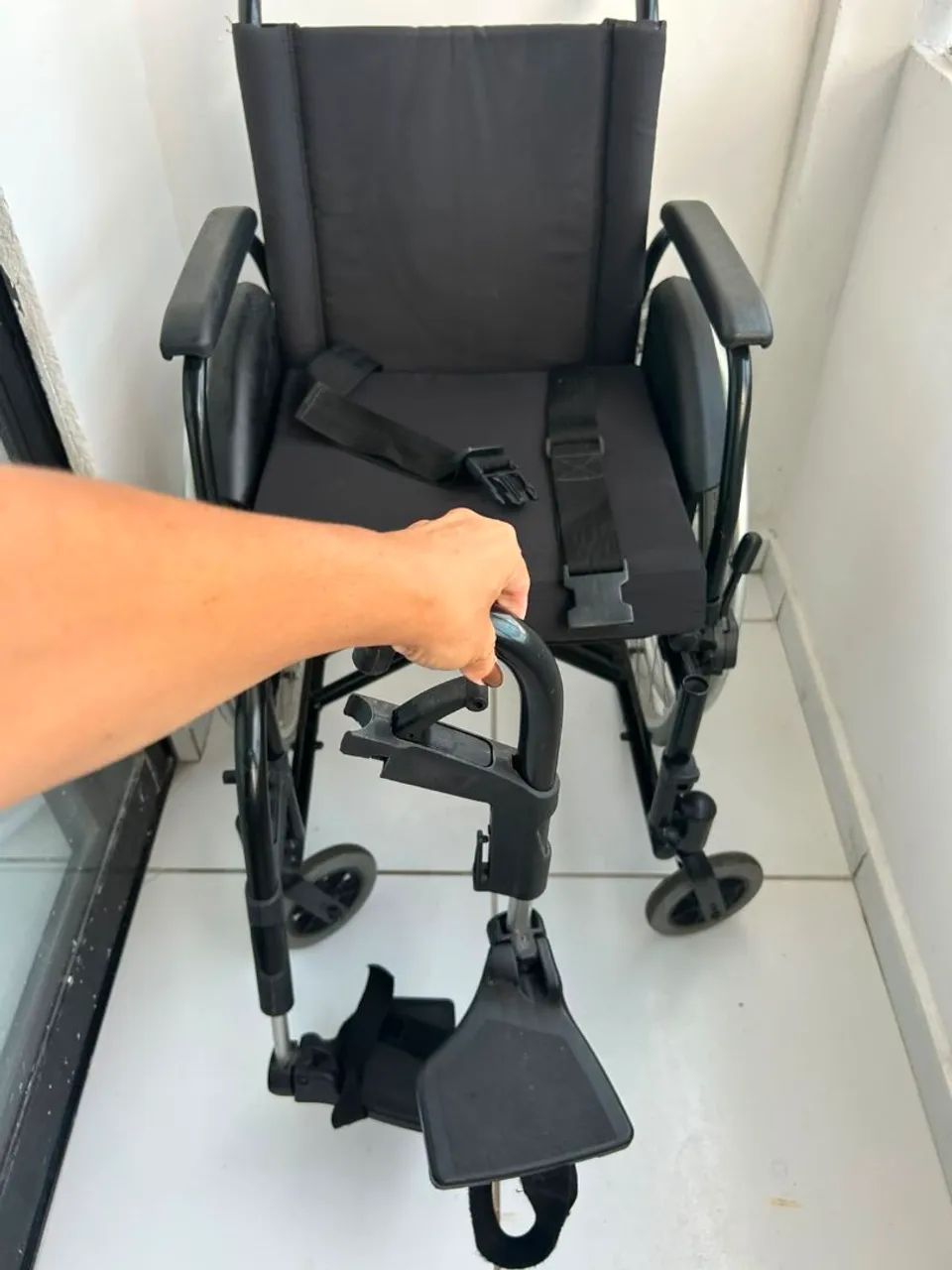 Vendo cadeira de rodas manual - Foto 3