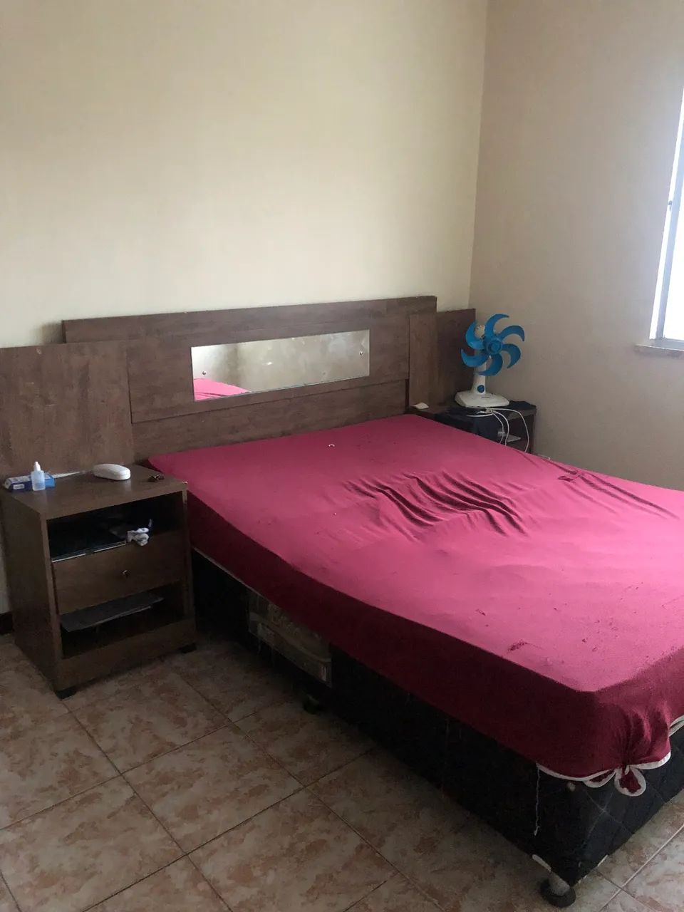 Cama com cabeceira usada 