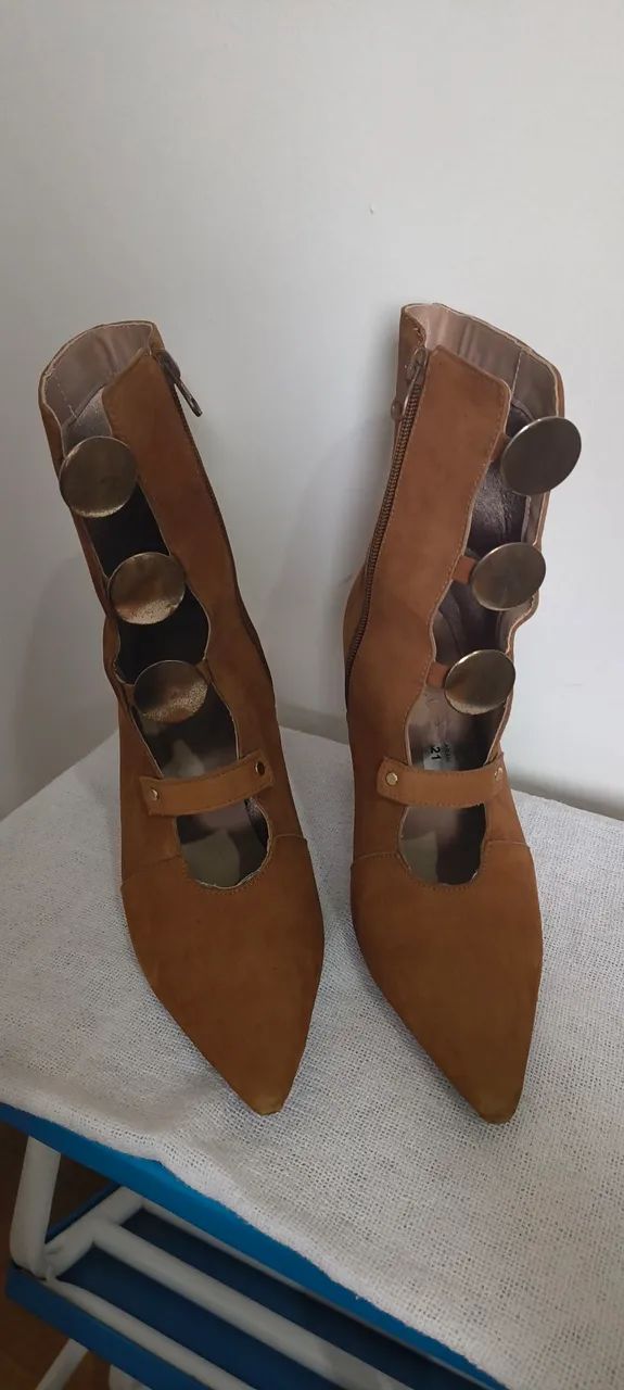 Bota em camurça - perfeito estado 