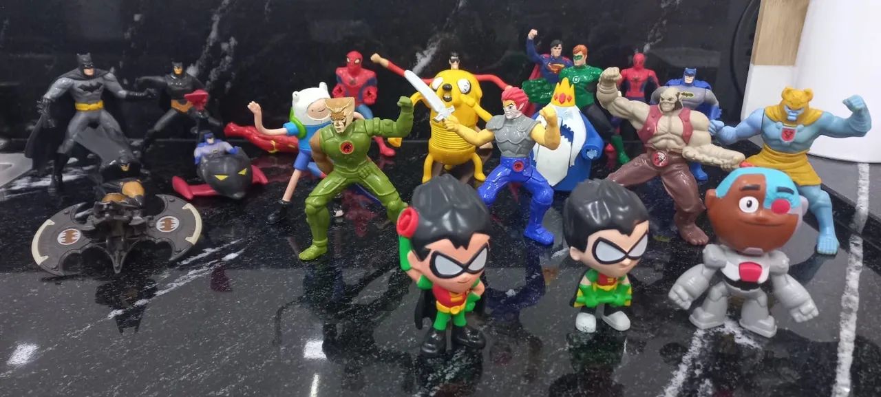 Bonecos variados 23 unidades 