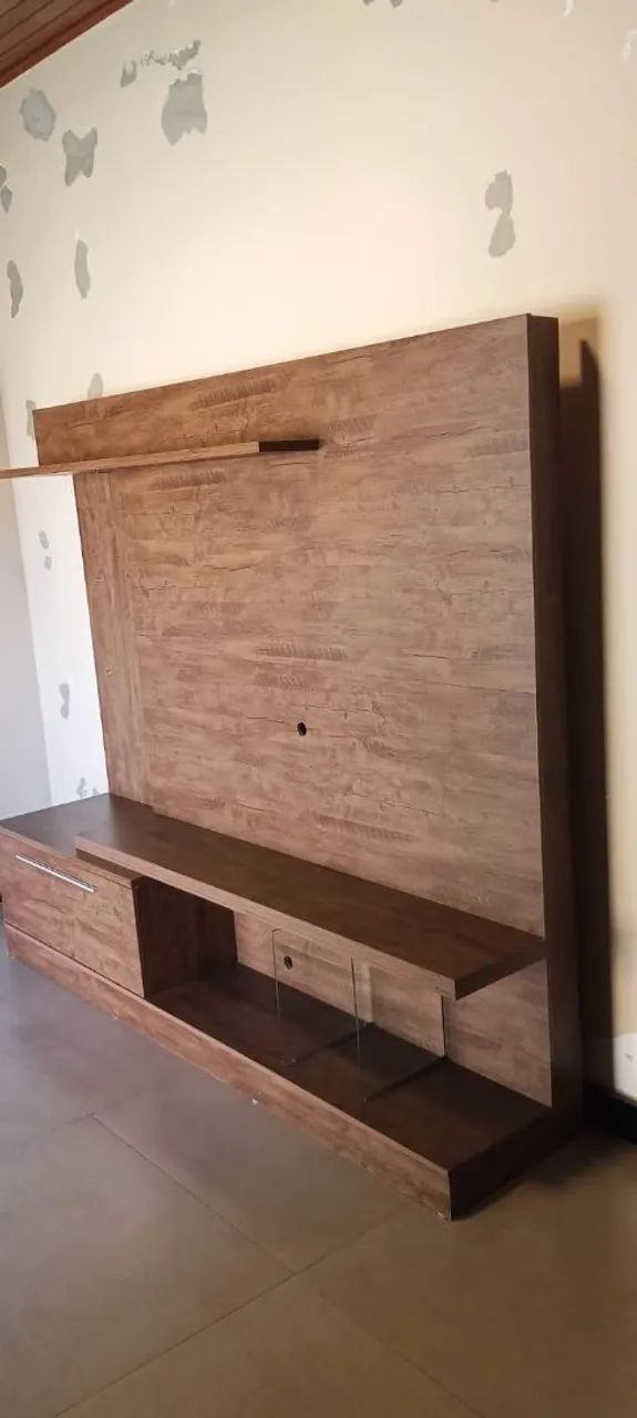 Rack com painel para TV, amplo e funcional, amadeirado em dois tons