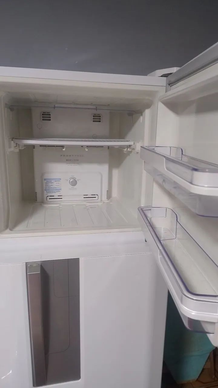 Geladeira usada bem conservada porém está sem gás  - Foto 3