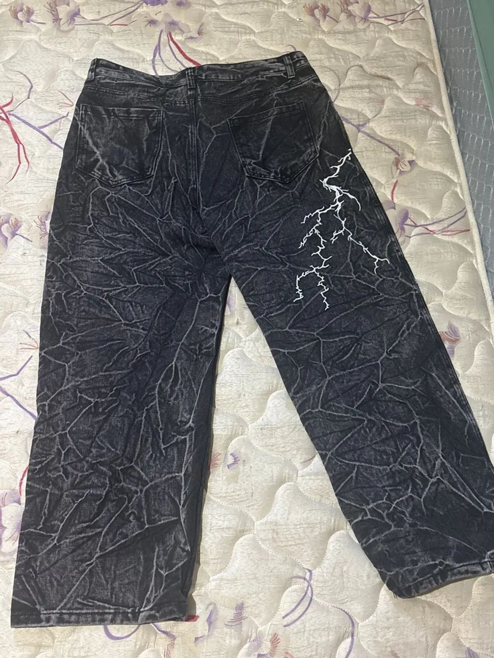 Calça estilosa com raios praticamente nova e sem uso  - Foto 3