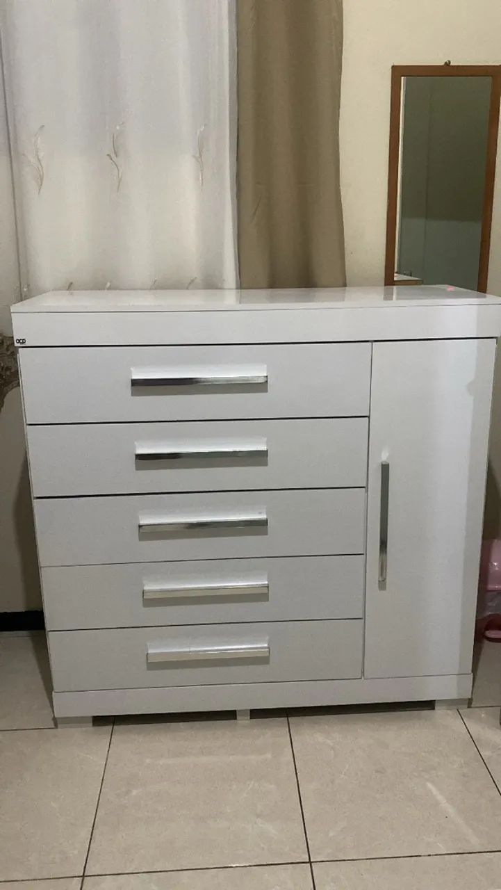 Vende-se cômoda 5 gavetas 