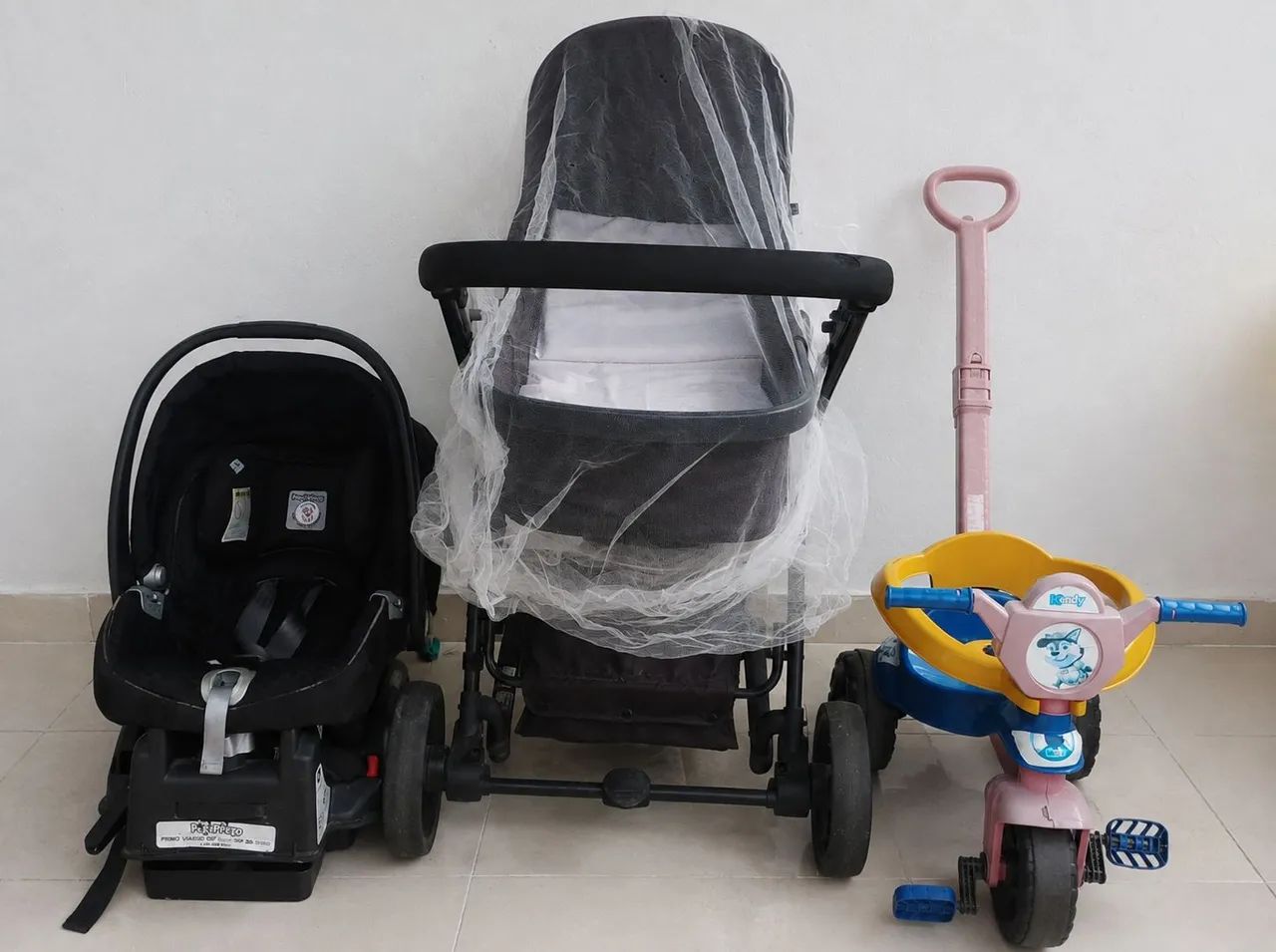 Carrinho de bebê, bebê conforto e triciclo