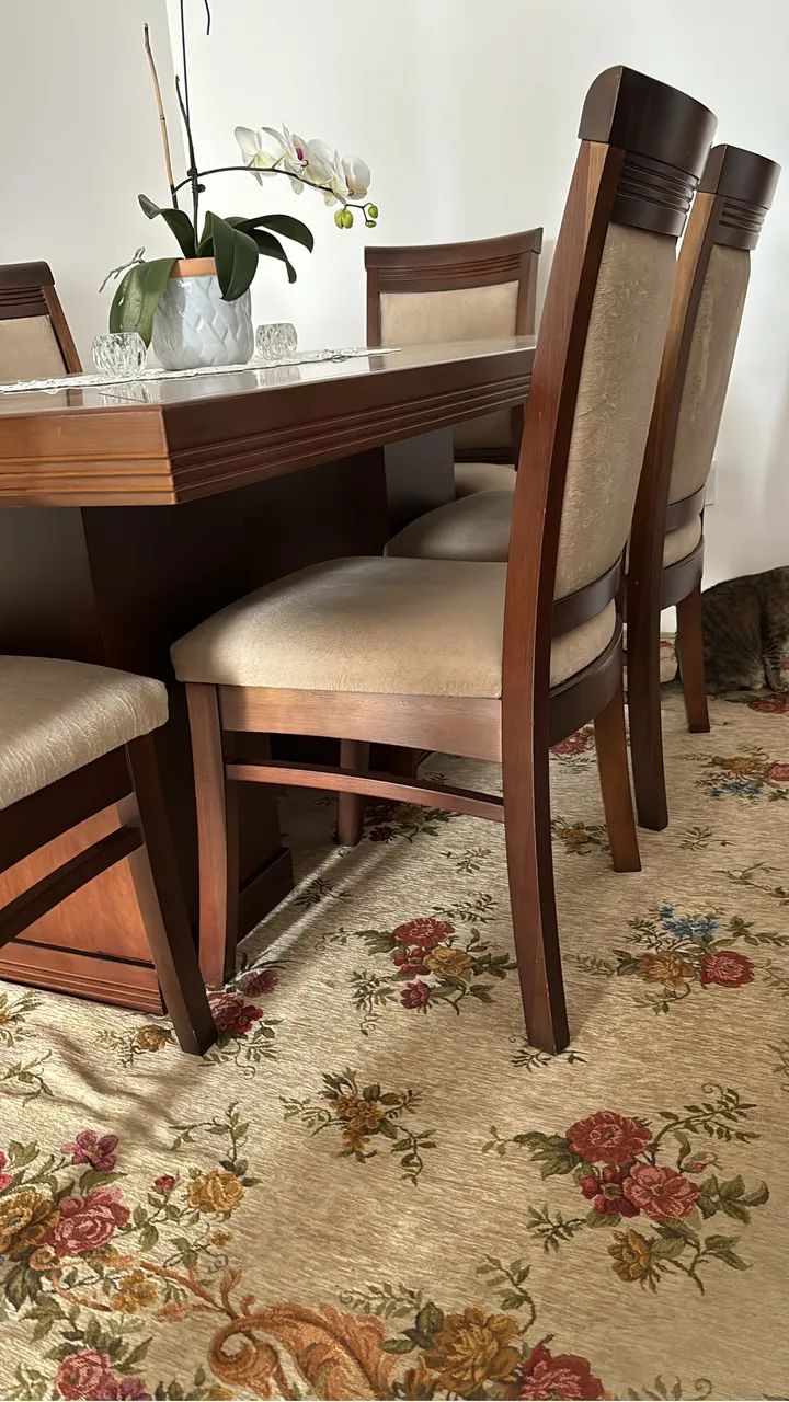 Mesa de jantar de madeira maciça e 6 cadeiras - Foto 3