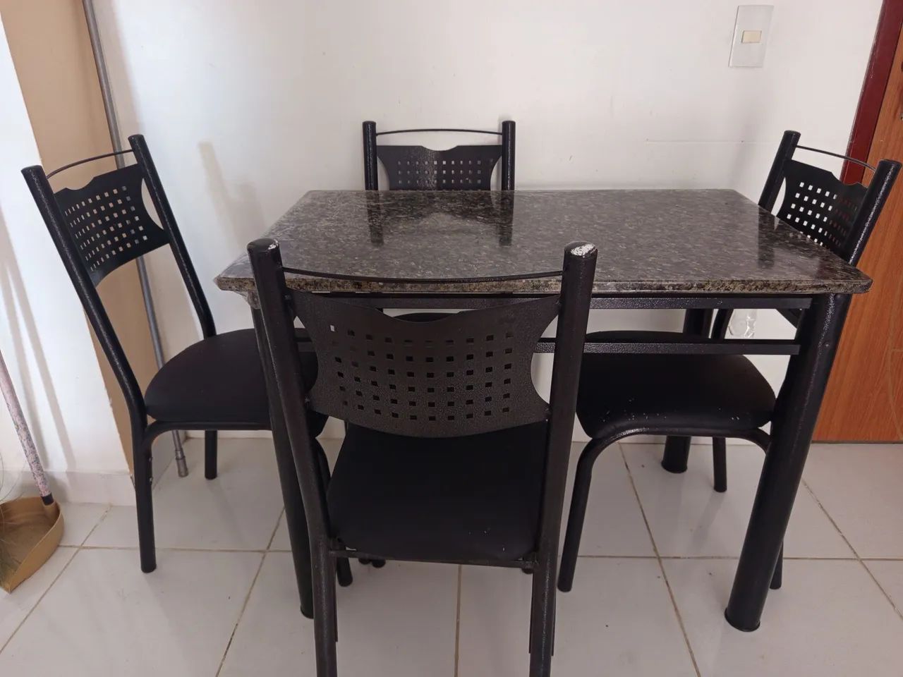 Vendo mesa retangular com 4 cadeiras.Estao conservado.