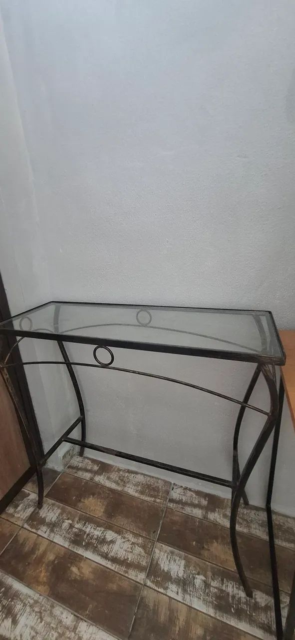 Aparador de ferro com tampo de vidro