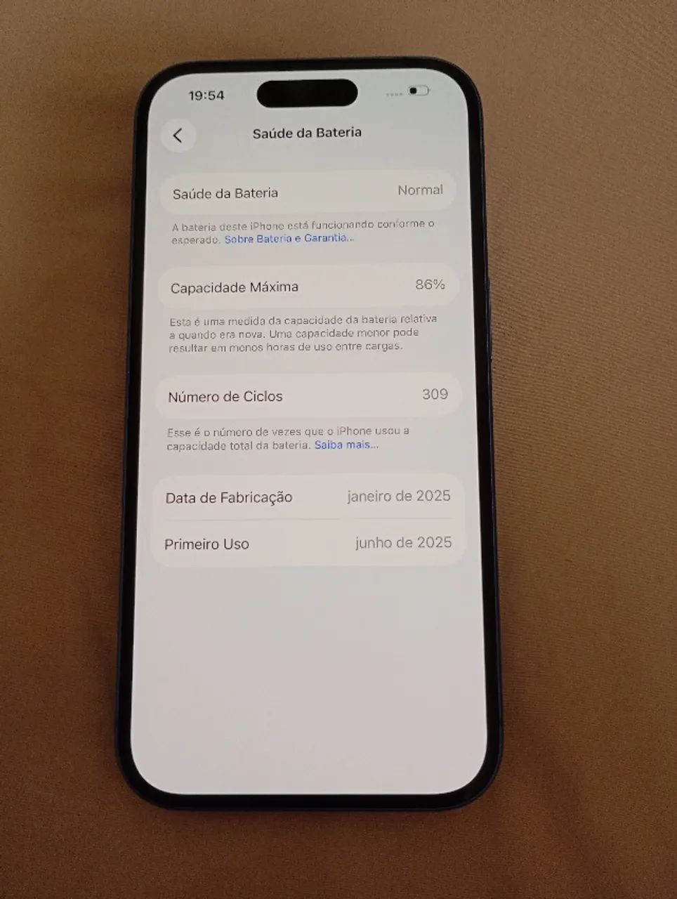 iPhone 16 128 GB azul usado com capas e carregador