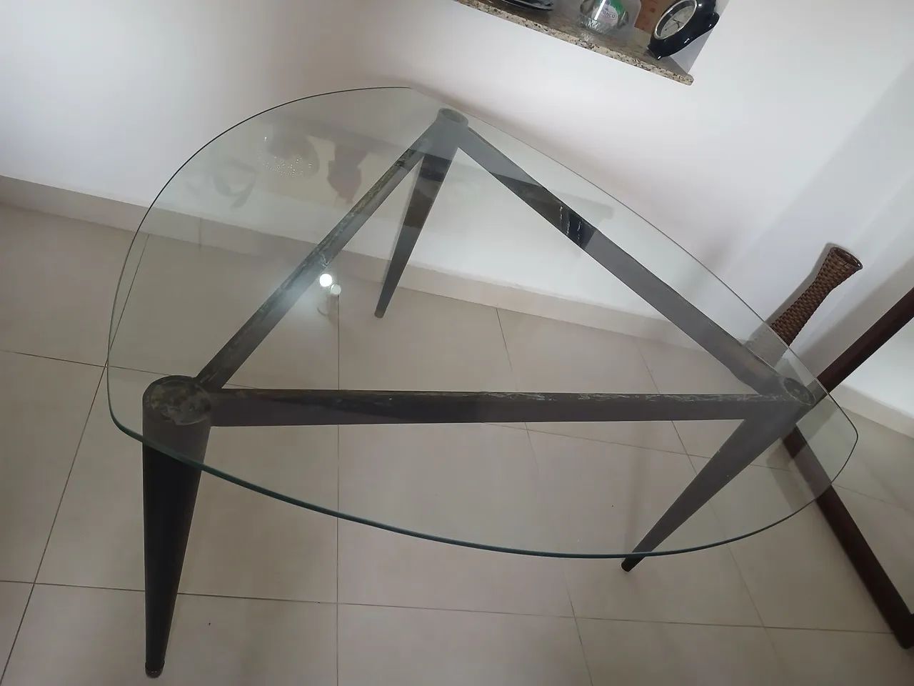 Mesa de jantar triangular de vidro 