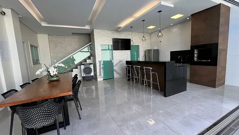 4 quartos, sendo 2 suítes. Espaço gourmet com piscina aquecida.
