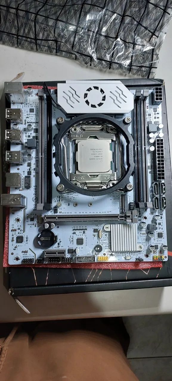 Placa mãe qiyida x99 D4  + E5 2680 v4