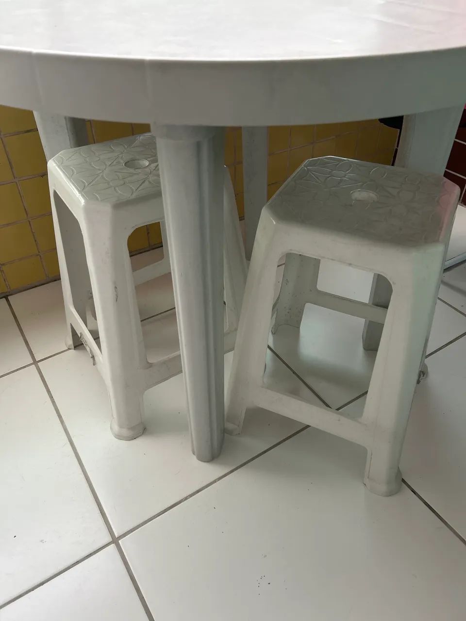 Mesa de plástico e dois bancos de plástico  - Foto 2