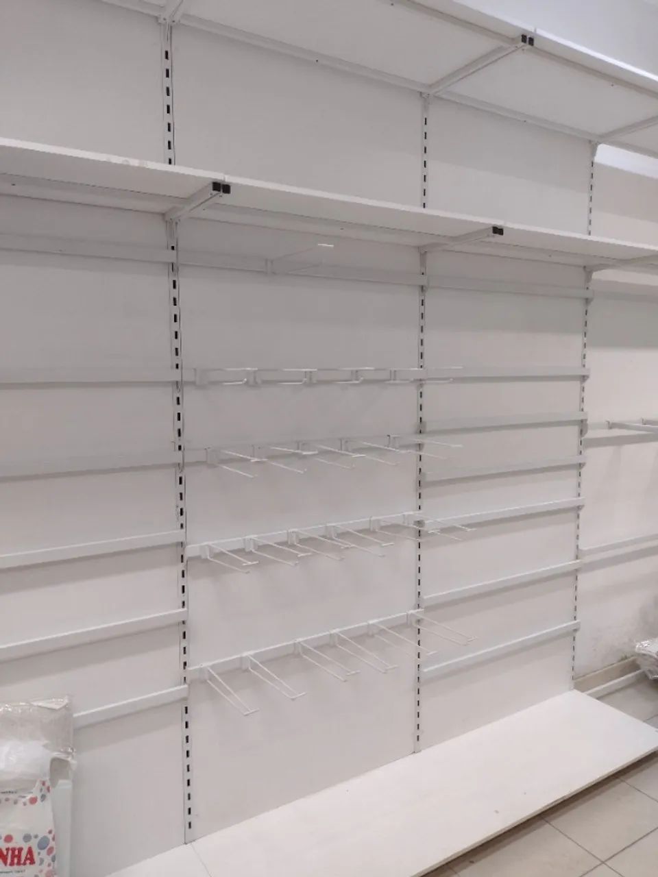 INSTALAÇÃO PARA LOJA de ROUPA INFANTIL PRATELEIRAS BALCÕES CABIDEIROS - Foto 2