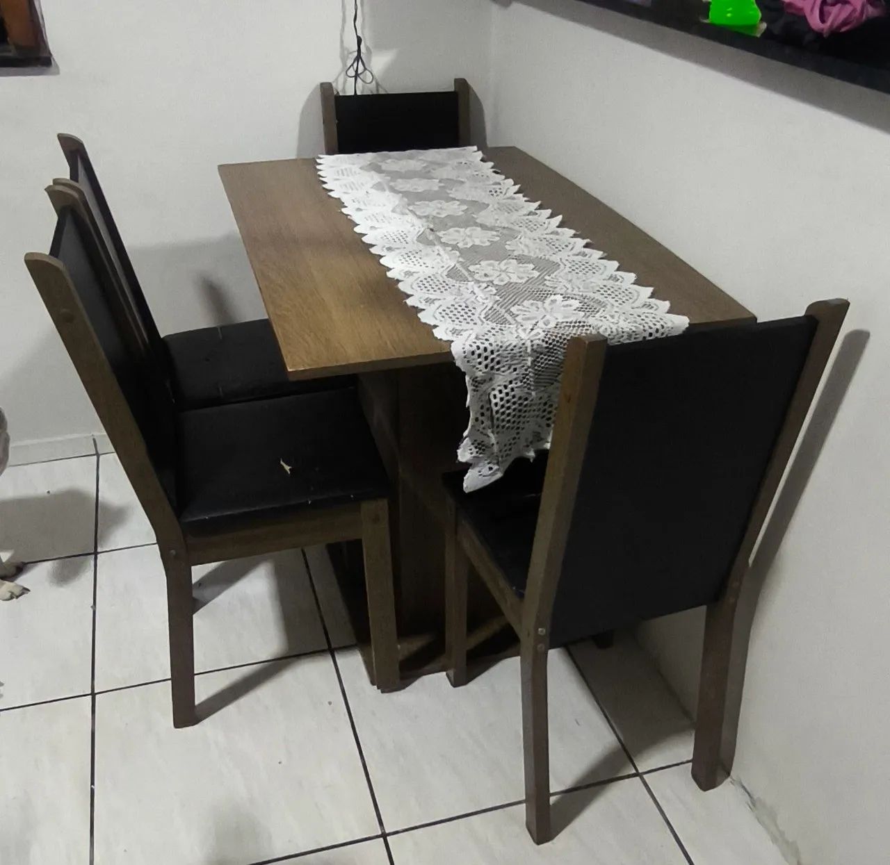 MESA COM 4 CADEIRAS