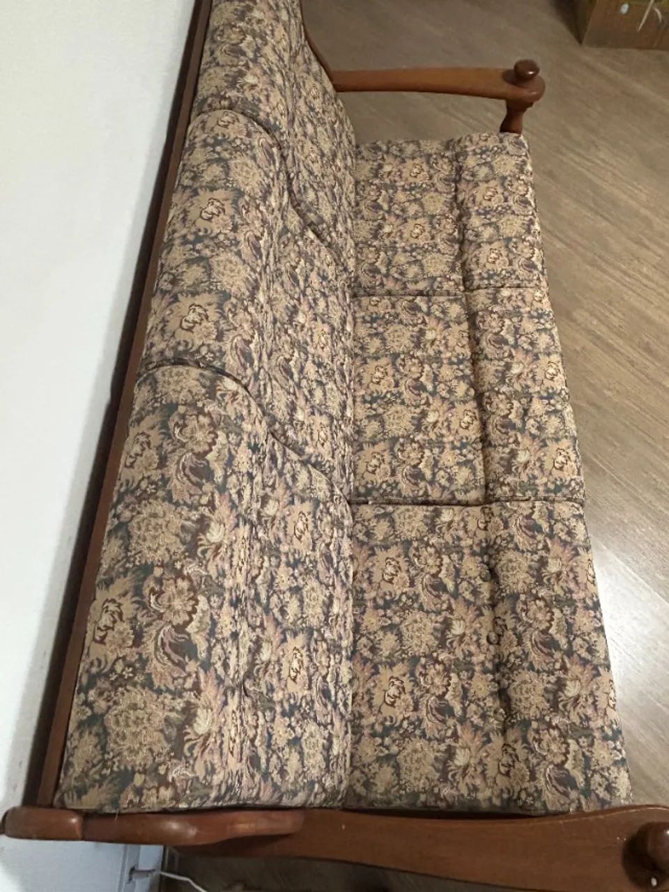 Sofá de 3 lugares de madeira maciça em tecido jacquard. - Foto 4