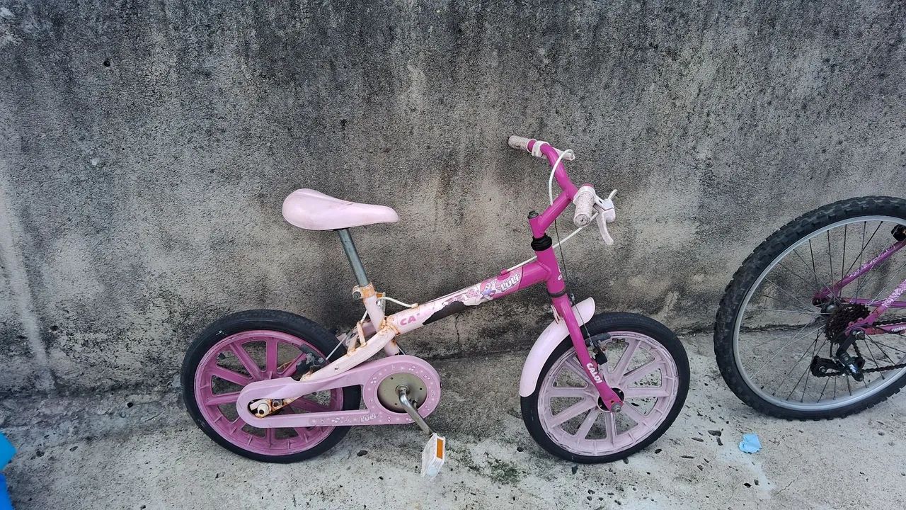 Bicicletas usadas paradas - Foto 2