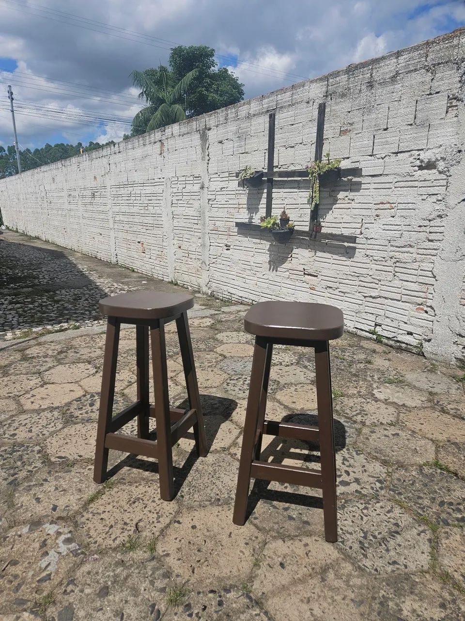 Bancos de 65cm na cor marrom todo em madeira 