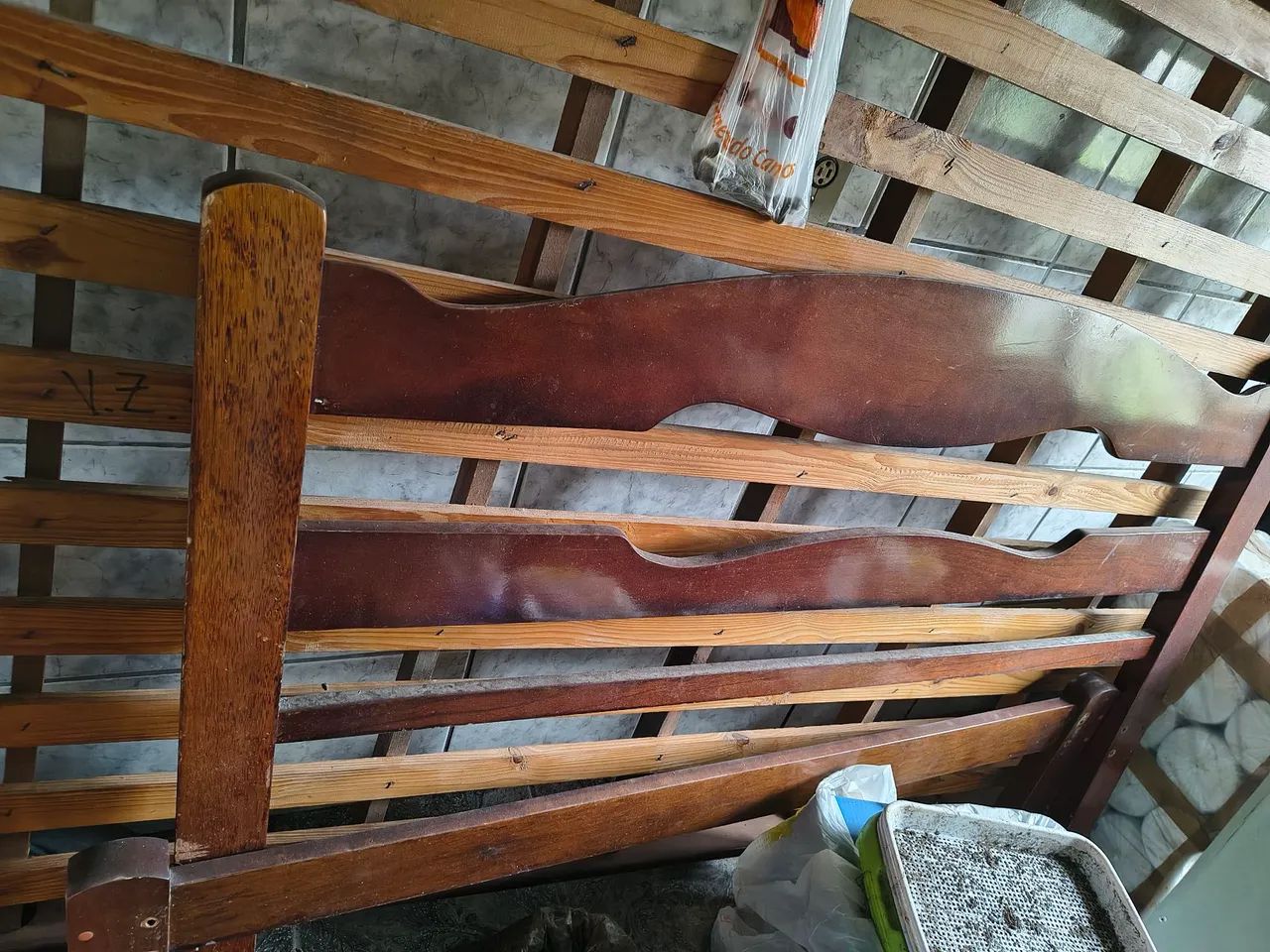 Cama casal em madeira maciça 