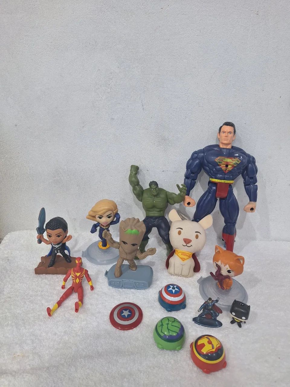Lote de bonecos e brinquedos super heróis 