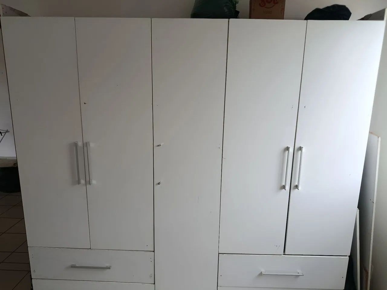 Guarda roupa branco 