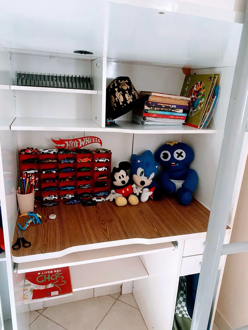 Beliche com prateleira lá e mesa para computador 