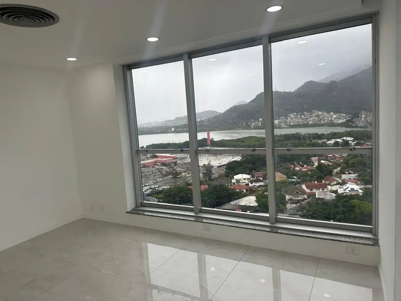 Sala/Conjunto para aluguel possui 32 metros quadrados