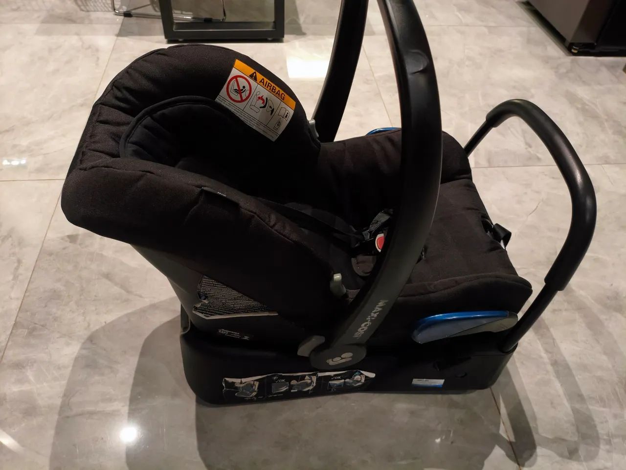 Bebe conforto máxi cosi2 completo com trava para acoplar no carrinho e mosquiteiro 