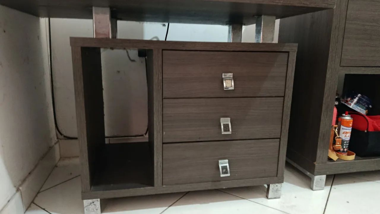 Escrivaninha com entrada pra computador. - Foto 3