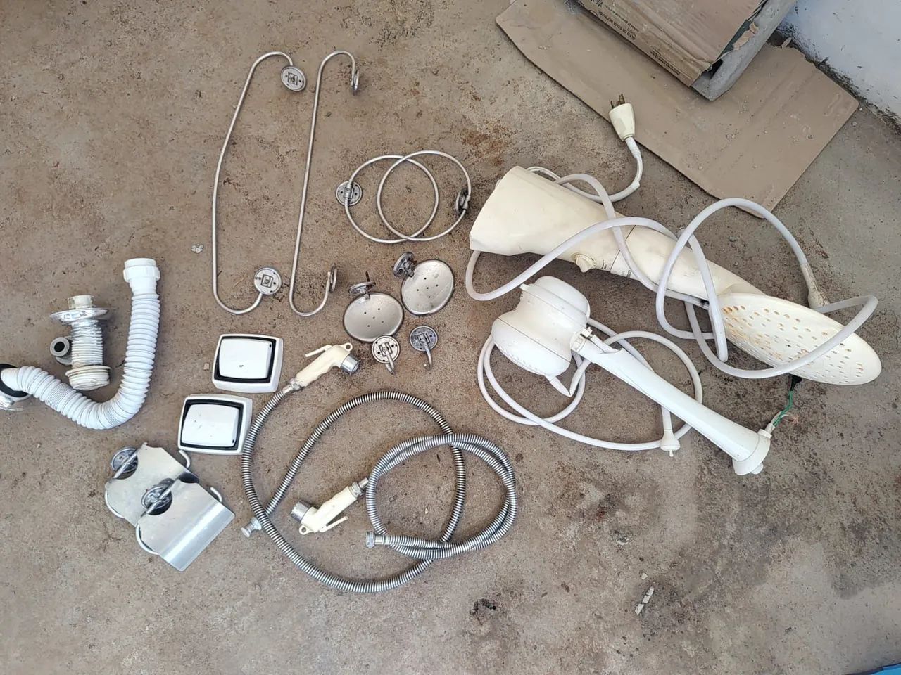 KIT BANHEIRO CHUVEIROS E OUTROS - Foto 2